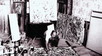 Jackson Pollock in the Fireplace Road studio with Alchemy on the floor (1947)
Photo by Wilfred Zogbaum Jackson Pollock in the Fireplace Road studio with Alchemy on the floor (1947)
Photo by Wilfred Zogbaum