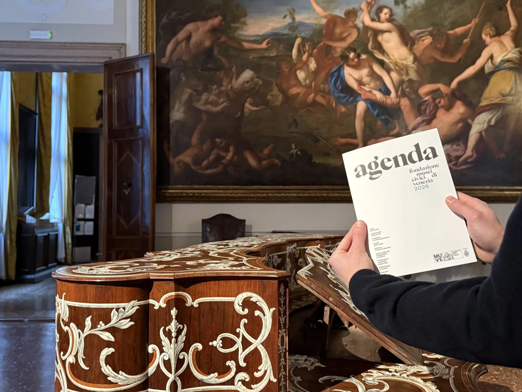 Persona che tiene in mano l'agenda 2026