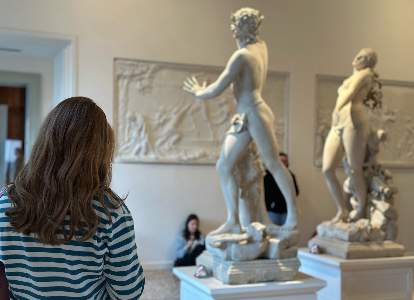 una persona ammira una statua