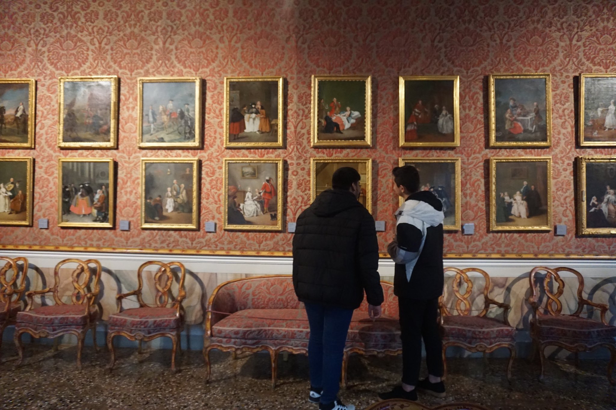 due ragazzi al museo